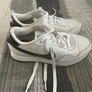 Nike Valiant Sneaker. White & Black. Big kid Sz. 3.5Y